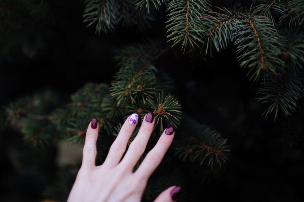 zadbana dłoń z pomalowanymi paznokciami