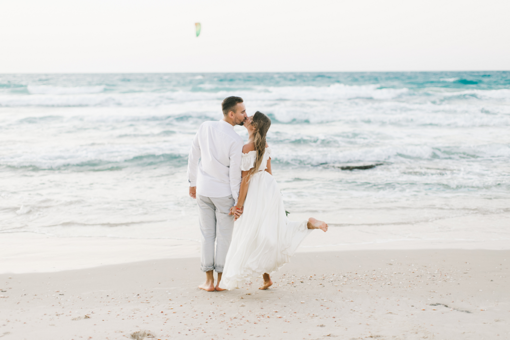 Ślub na plaży - stroje pary młodej