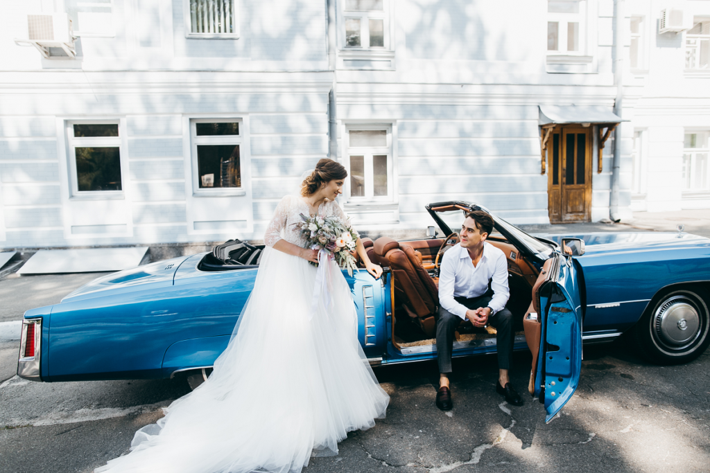 Niebieski samochód do ślubu