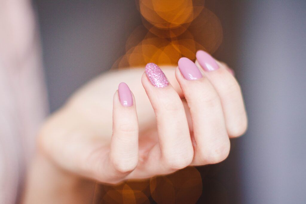 Manicure tytanowy – poznaj tę metodę stylizacji paznokci!