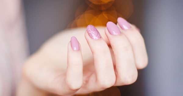 Manicure tytanowy – poznaj tę metodę stylizacji paznokci!