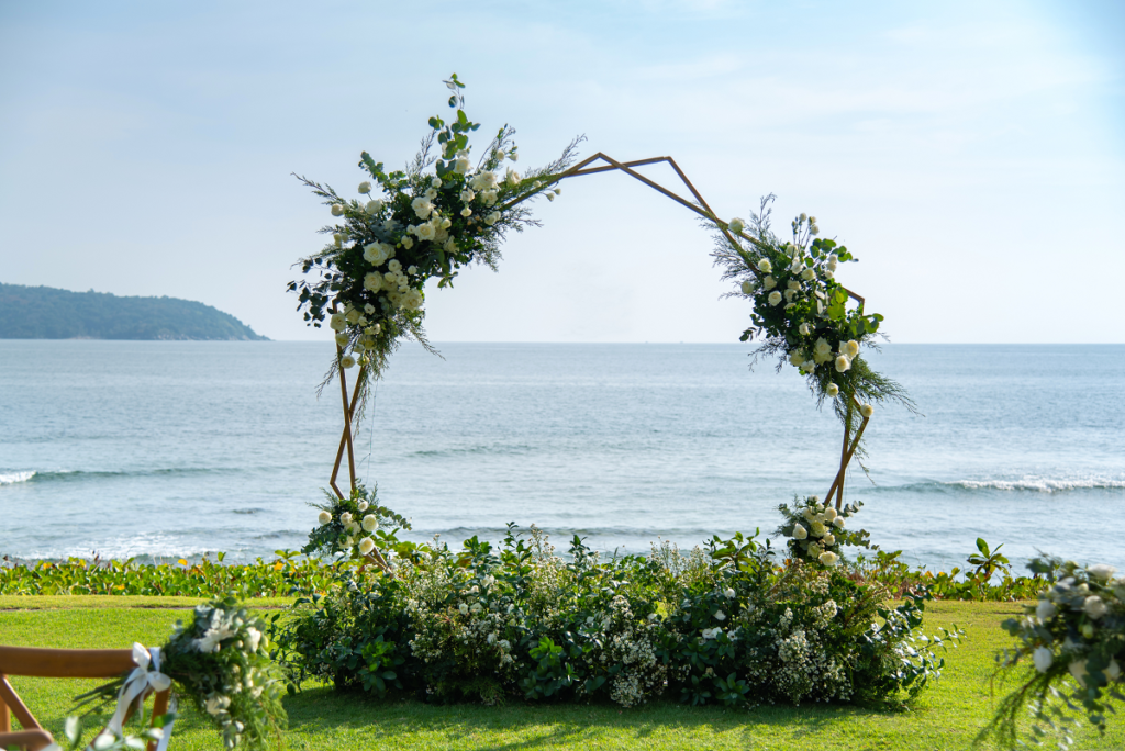 Ślub na plaży - ścianka weselna z zielonych liści 
