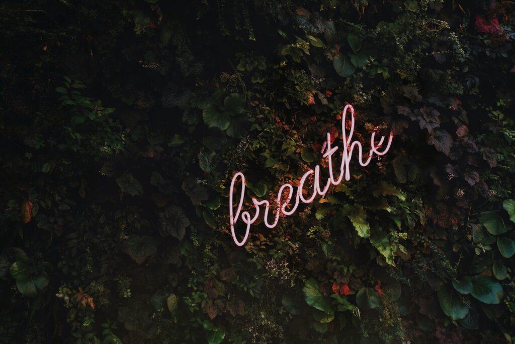 napis neonowy breathe