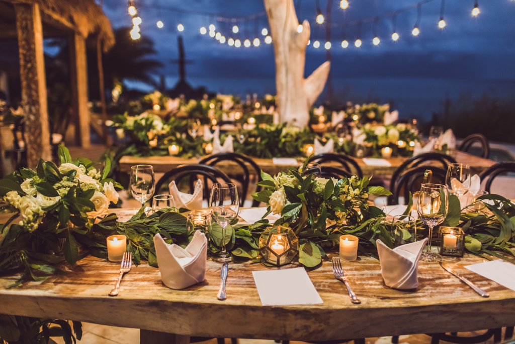 Wesele w stylu eko - stół na wesele z dekoracjami 