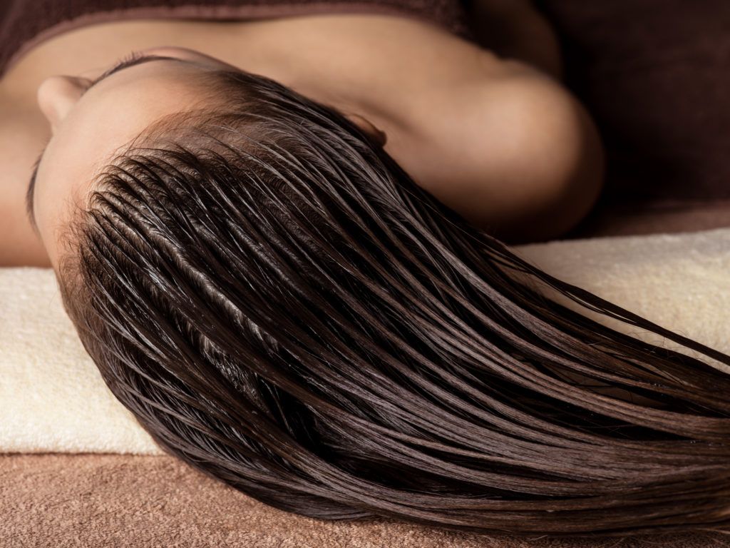 Jak olejować włosy na mokro