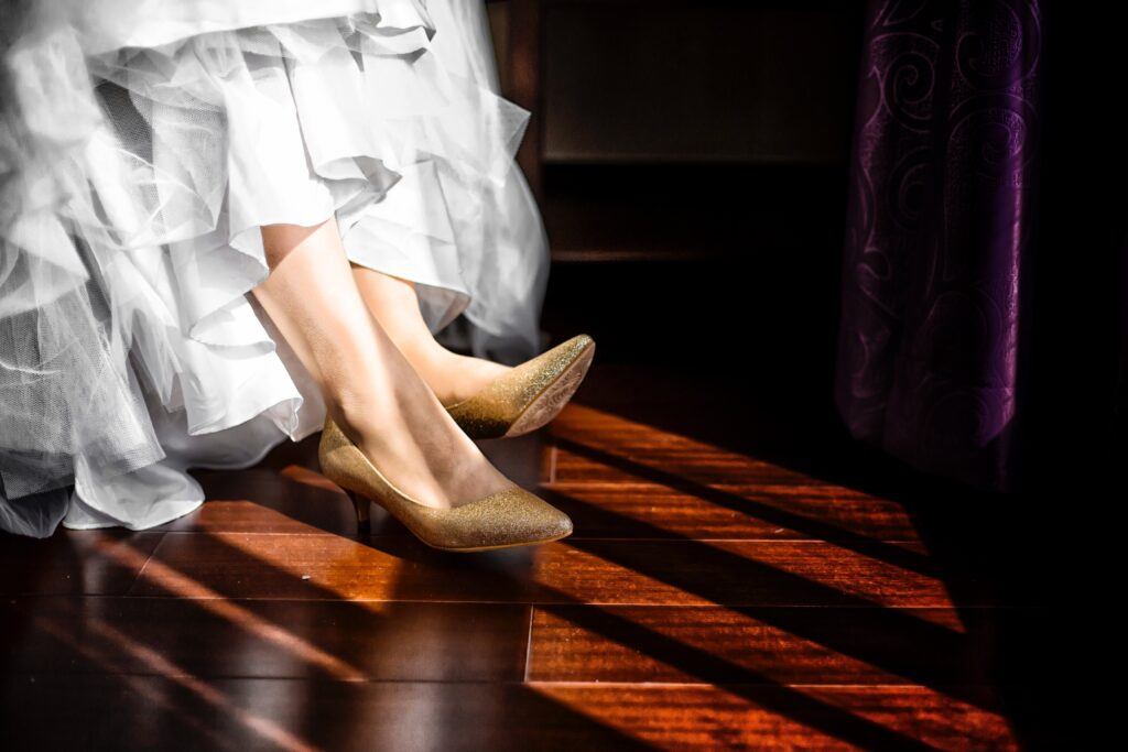 Złote buty ślubne – eleganckie uzupełnienie weselnej stylizacji