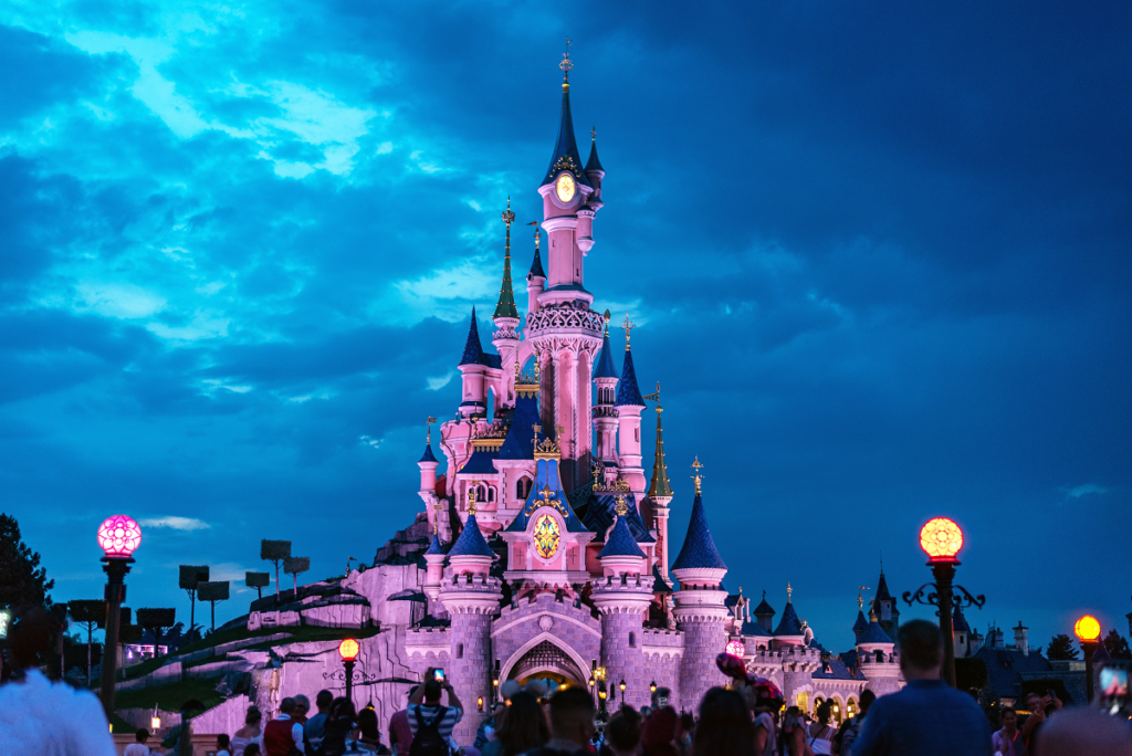 Piosenki z bajek na pierwszy taniec - zamek Disneya nocą