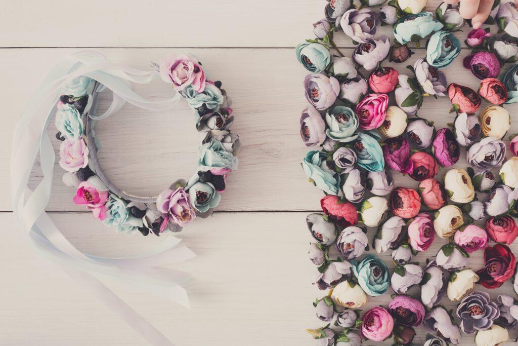 Czy wypada wybrać sztuczne kwiaty na wesele? Sprawdź, co sądzą panny młode!