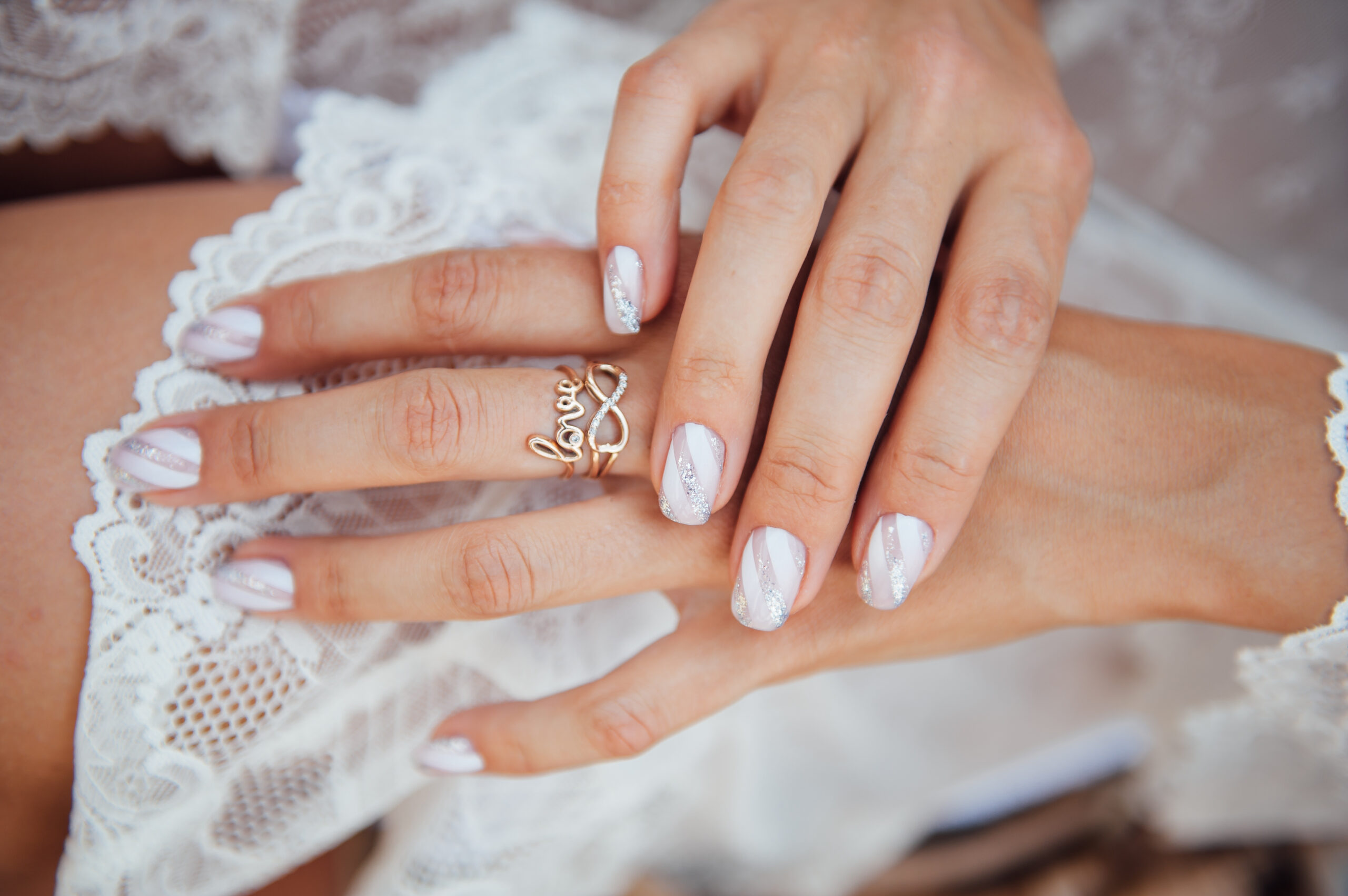 białe paznokcie ślubne z delikatnym wzorem