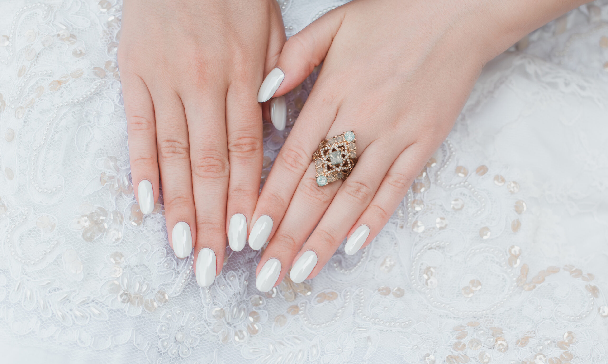 perłowe paznokcie na ślub