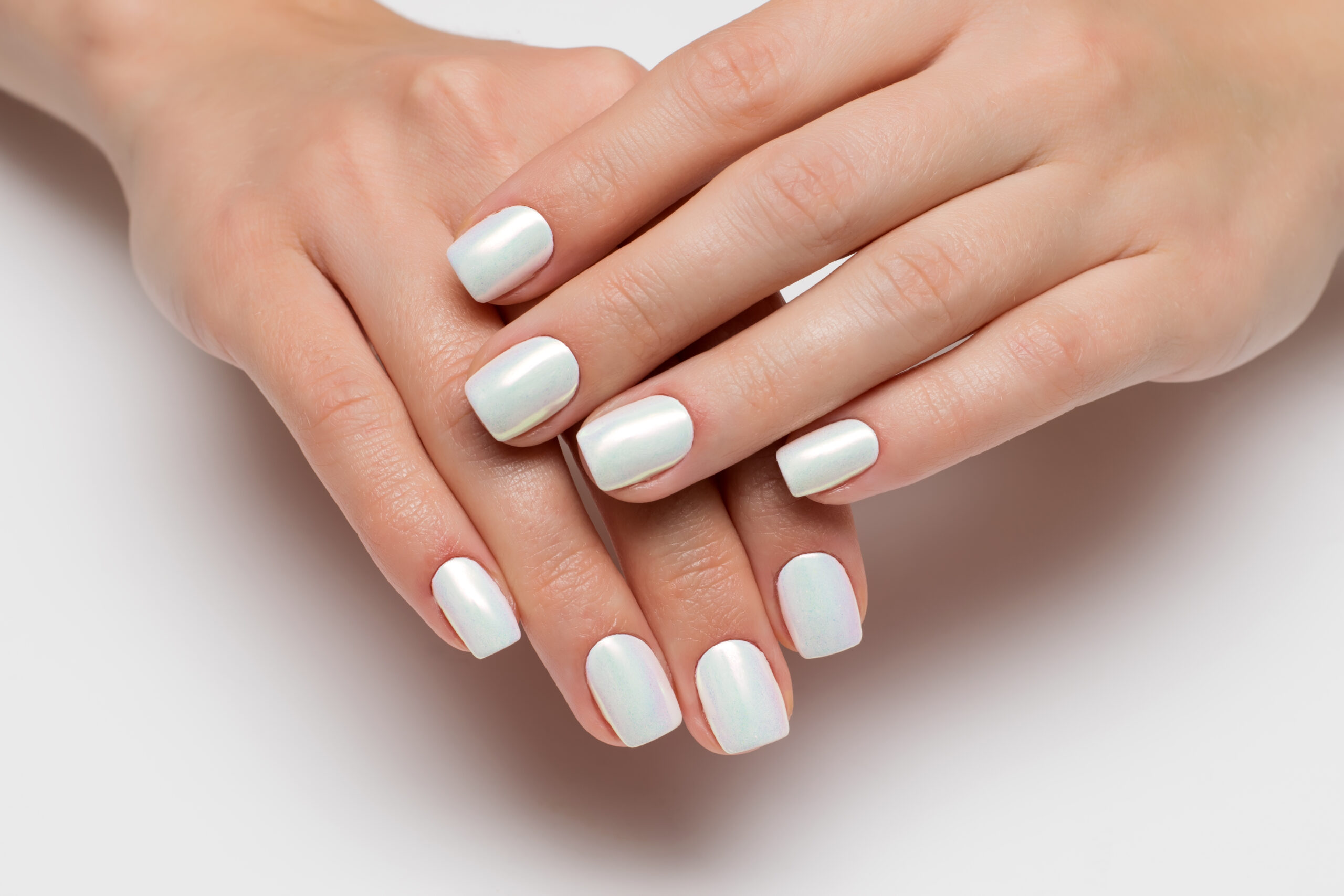 perłowe paznokcie ślubne w kolorze białym
