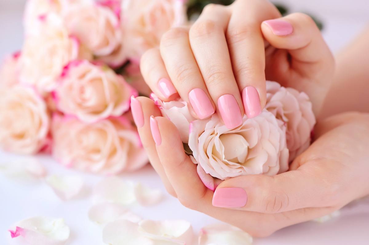 Różowe paznokcie na ślub w kształcie kwadratu