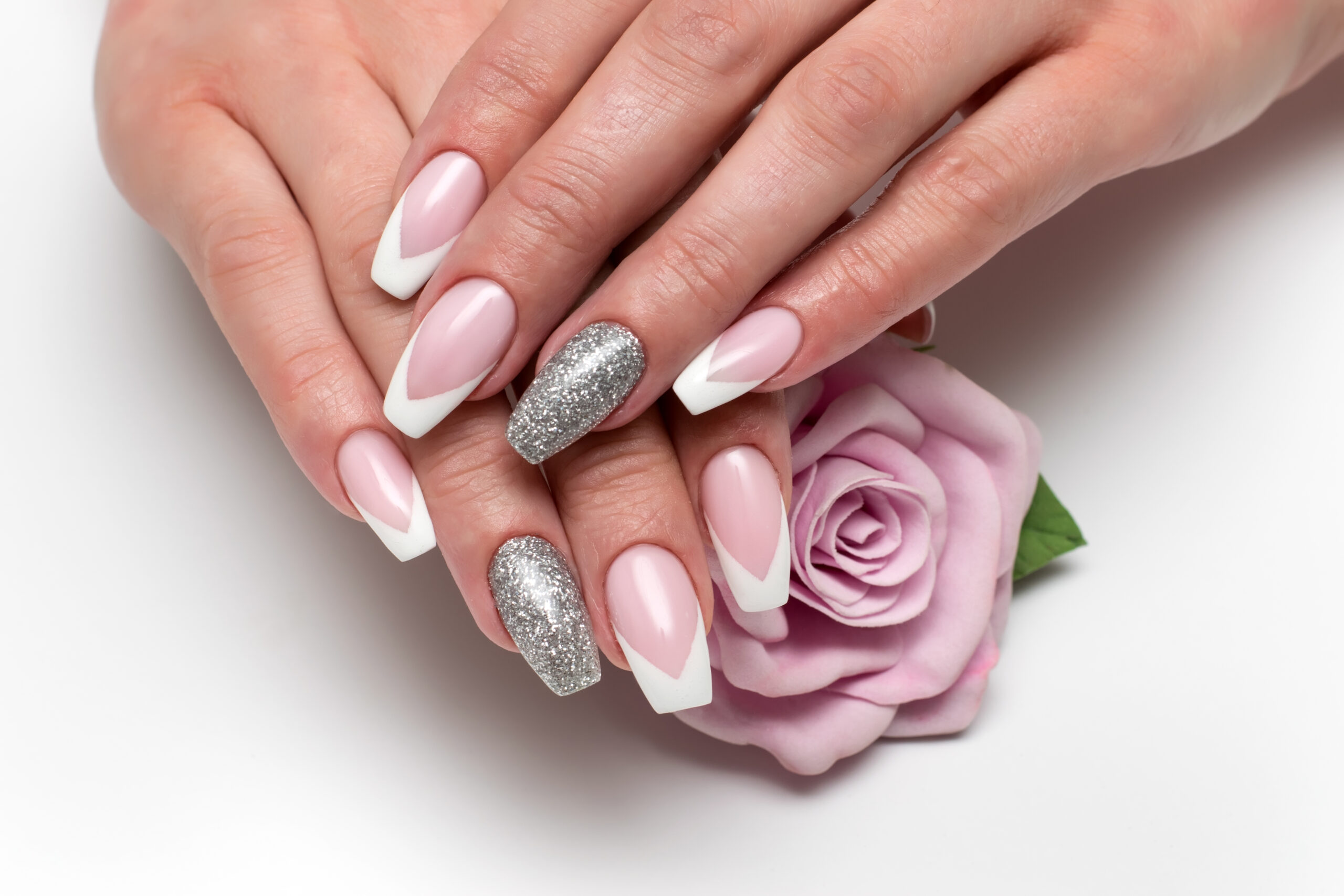 różowe paznokcie na ślub french ze srebrnymi dodatkami na dłoniach panny młodej