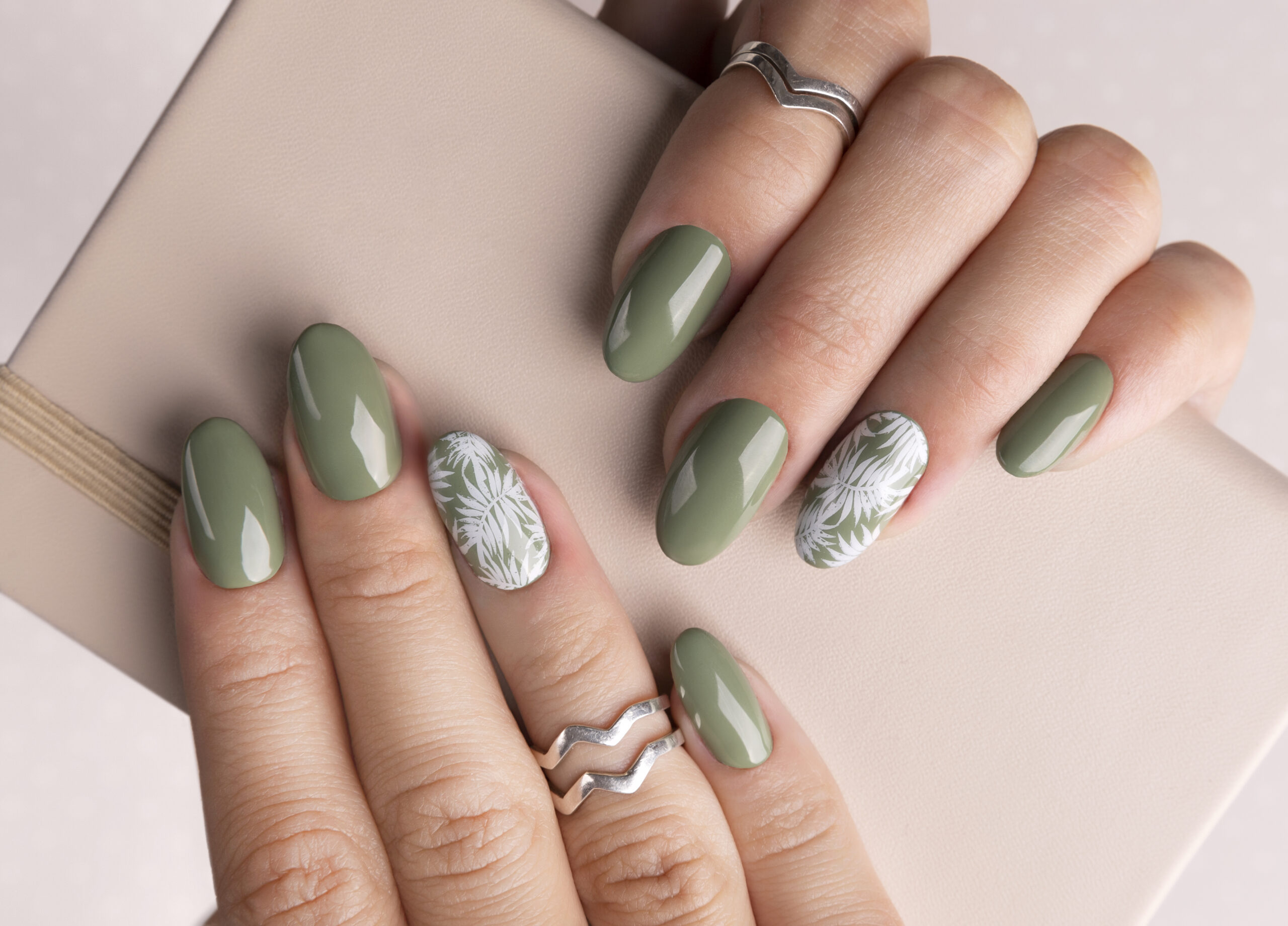 zielony manicure ślubny z wzorem