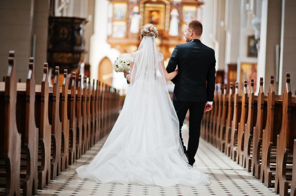 nauki przedślubne - para młoda krocząca do ołtarza