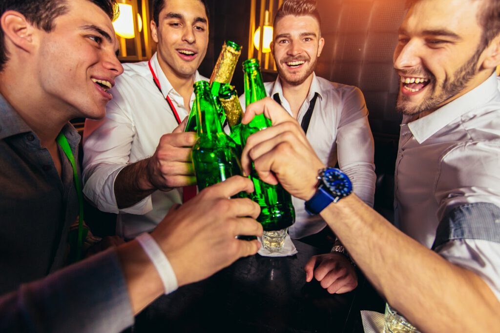 wieczór kawalerski - grupa mężczyzn wznosząca toast w klubie