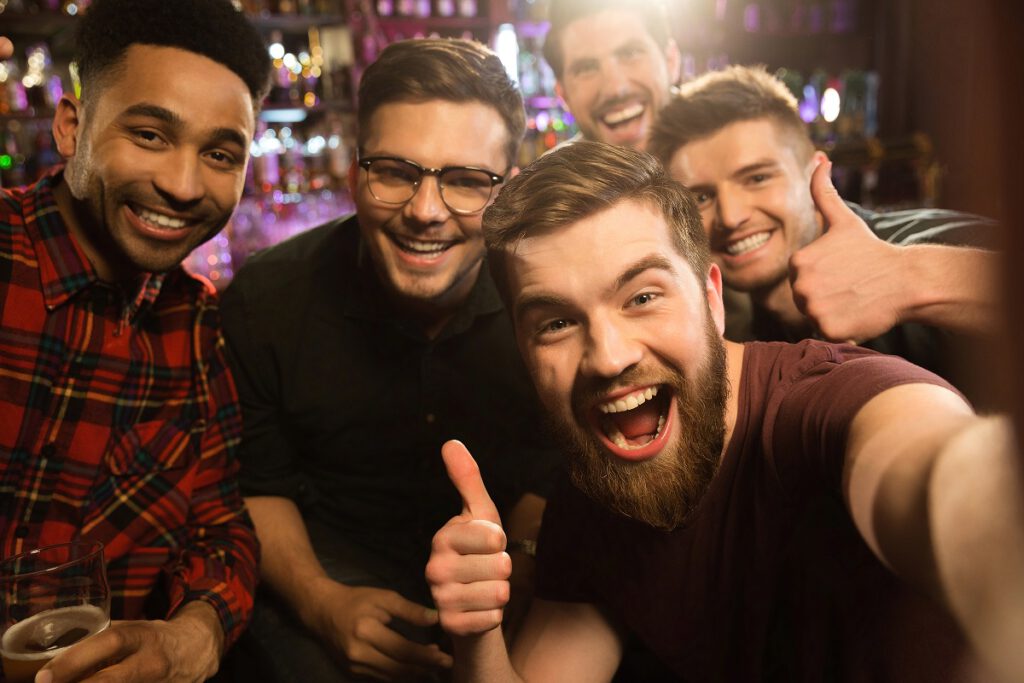 wieczór kawalerski - mężczyźni świętujący w pubie