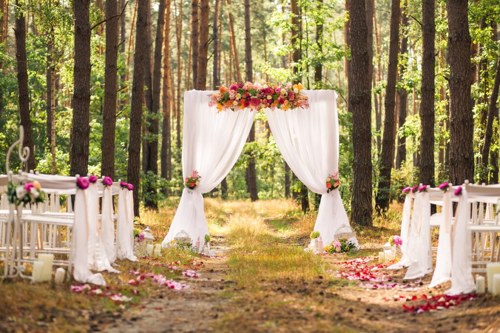 ślub w plenerze - dekoracje ślubne w lesie