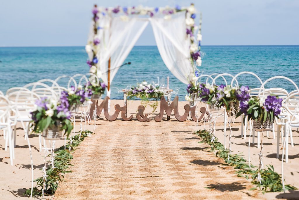 ślub w plenerze - pięknie ozdobiony ołtarz na ślub nad morzem