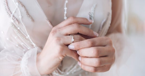 Na którym palcu nosi się pierścionek zaręczynowy? 💍