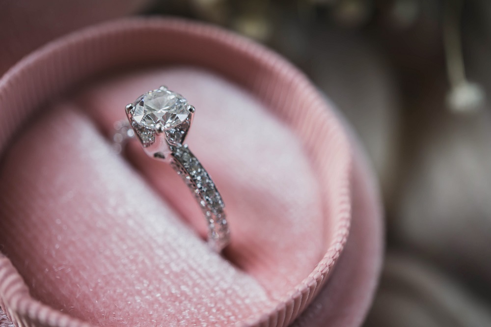 na którym palcu nosi się pierścionek zaręczynowy - różowe pudełko z pierścionkiem zaręczynowym