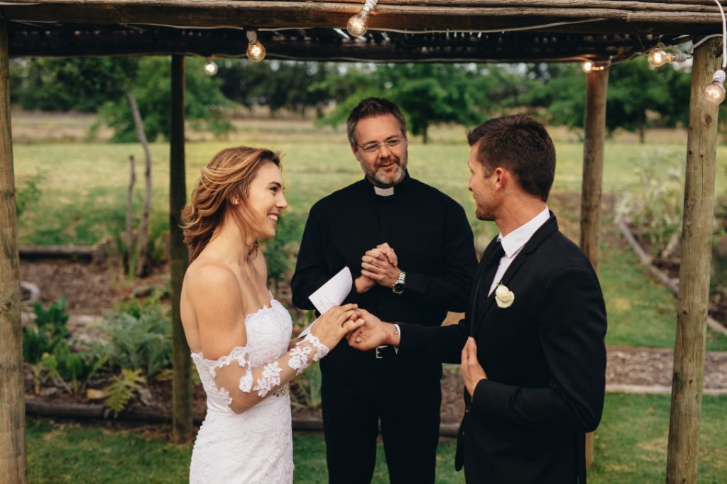 Jak zorganizować niezapomniany ślub w plenerze? Zobacz, o czym musisz wiedzieć!