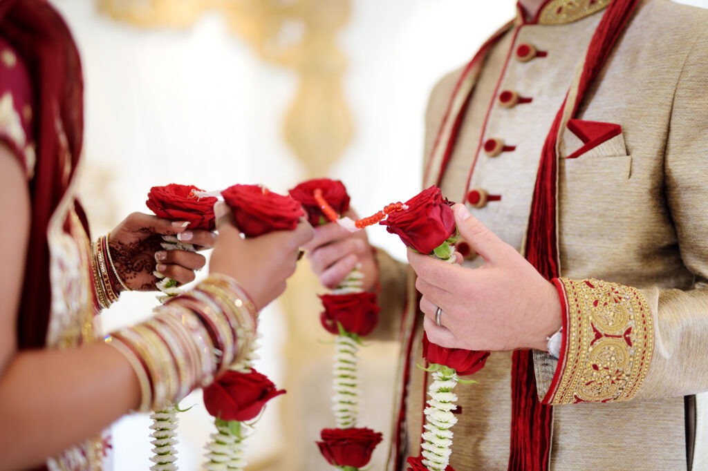 Ślub w Indiach girlandy