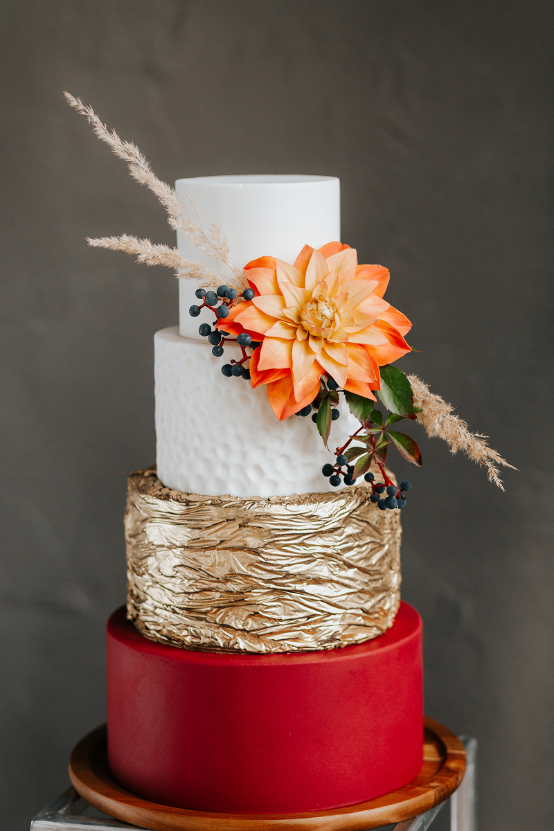 Biało-czerwony tort na wesele