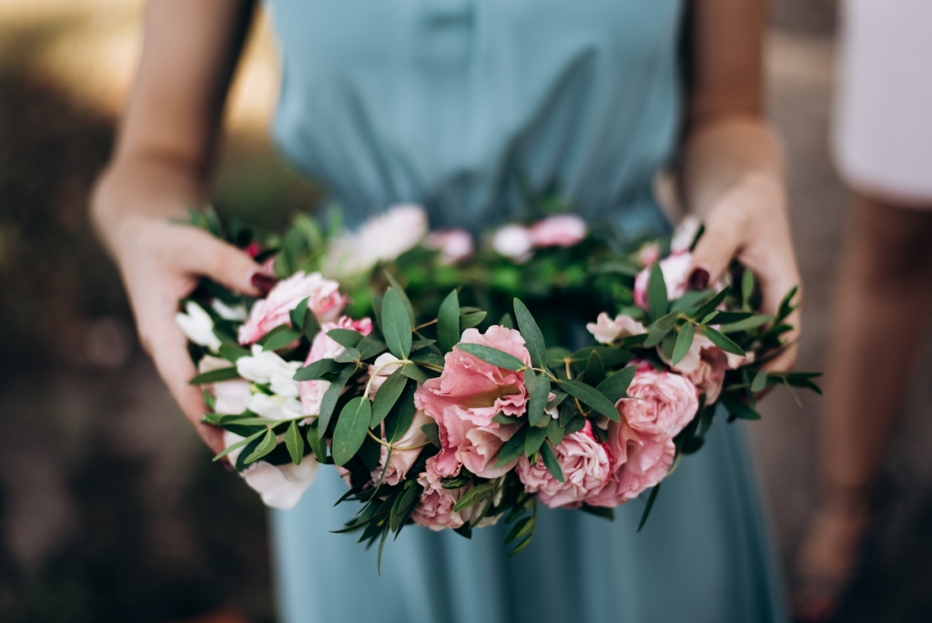Wianek ślubny z różowych kwiatów i zielonych liści