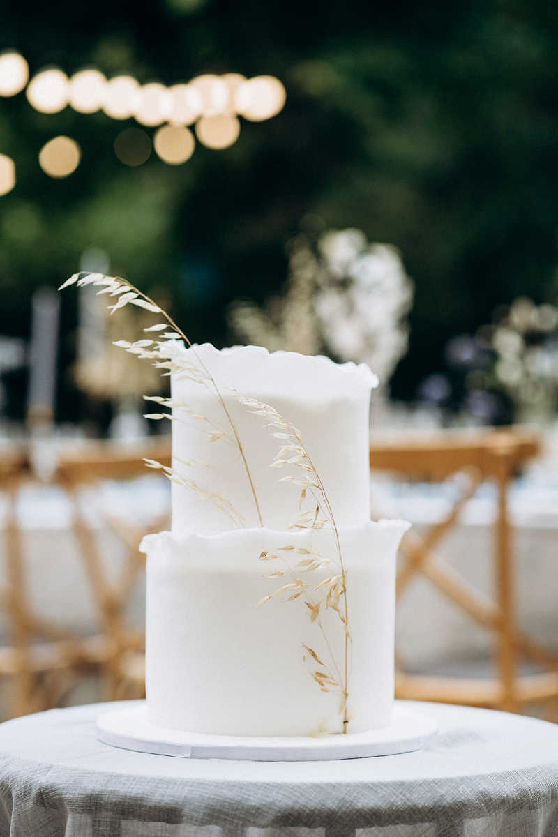 Minimalistyczny tort weselny