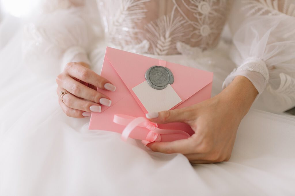 Odmiana nazwisk na zaproszeniach ślubnych, czyli jak poprawnie wypisać zaproszenie ślubne ✒ 