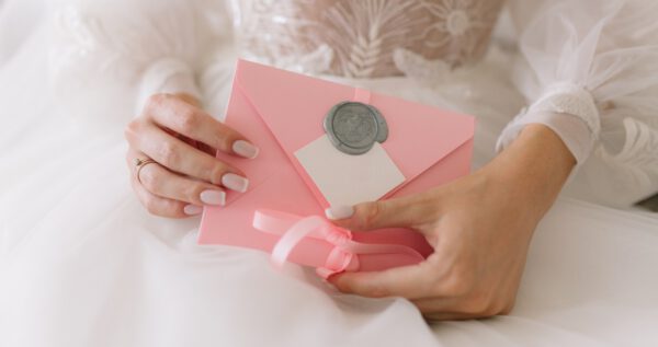 Odmiana nazwisk na zaproszeniach ślubnych, czyli jak poprawnie wypisać zaproszenie ślubne ✒