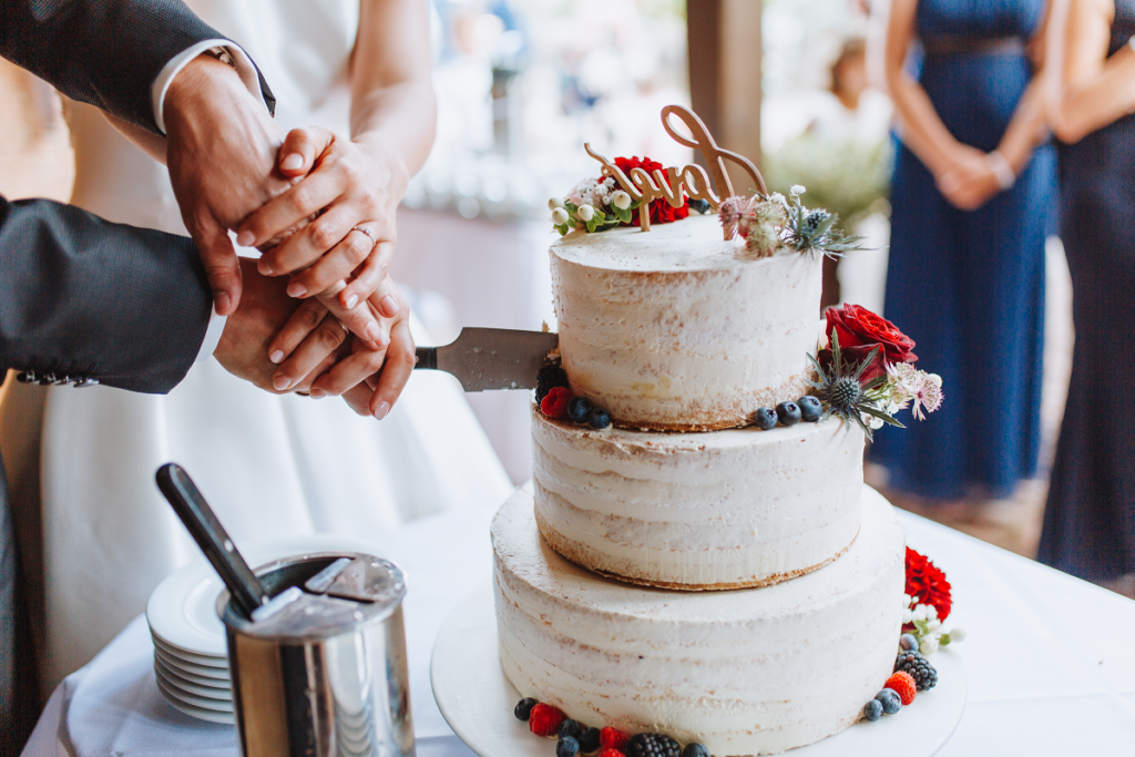 Nowożeńcy krojący tort na weselu