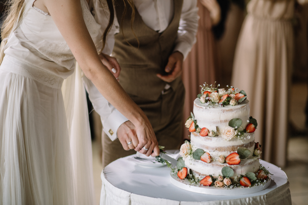 Czym się kierować podczas wyboru tortu weselnego 🍰? Poznaj najważniejsze wskazówki!
