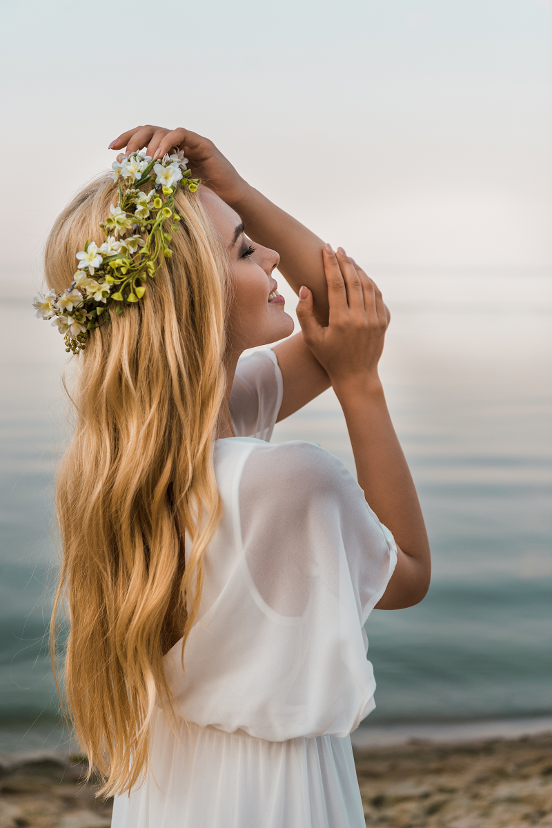 Panna młoda w wianku ślubnym z subtelnych kwiatów