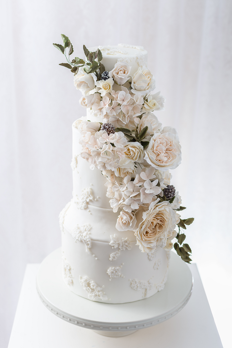 Piętrowy tort weselny glamour z kwiatami