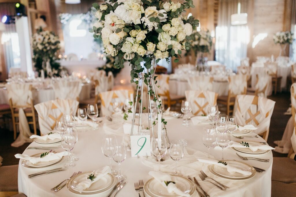 Dekoracje stołów weselnych – na co warto zwrócić uwagę przy ich planowaniu?