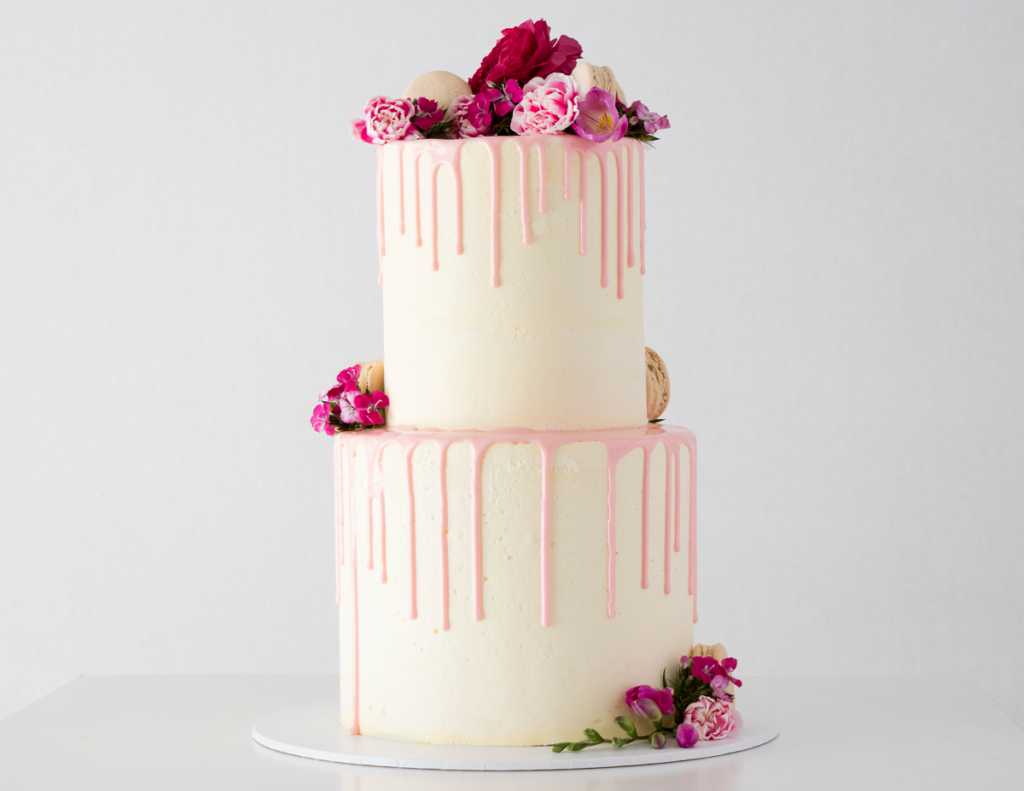 Piętrowy tort weselny drip cake 