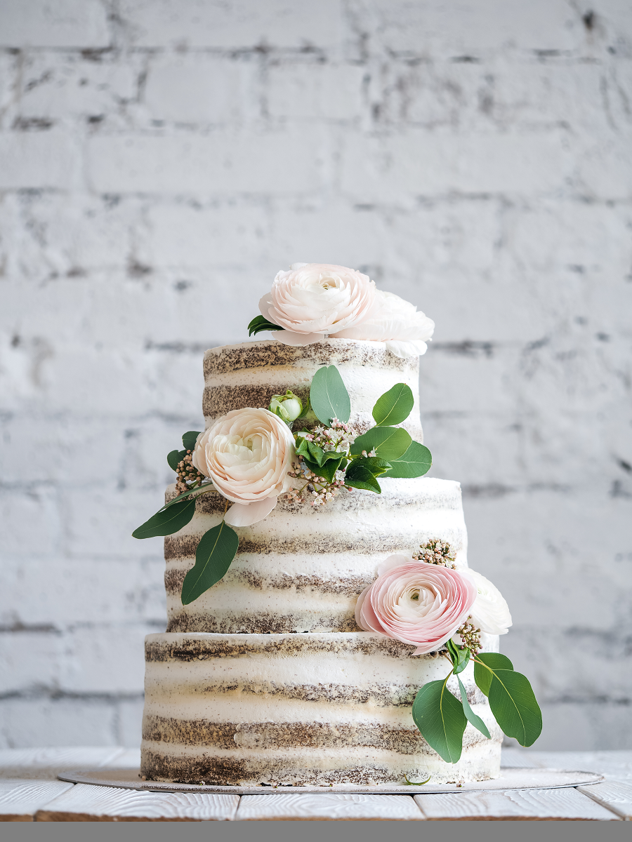 Tort na wesele semi-naked z kwiatami