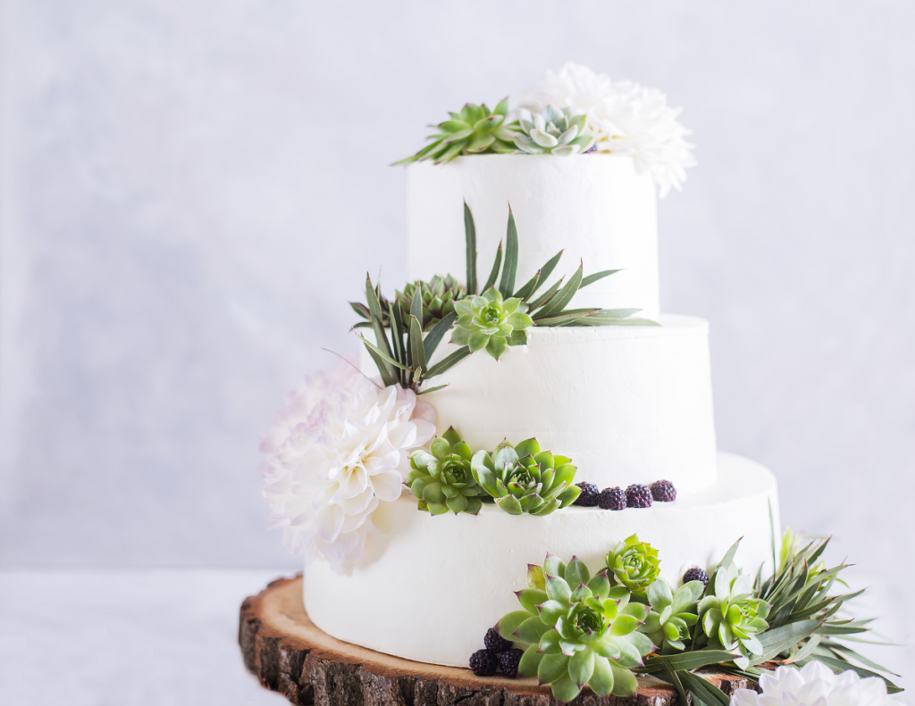 Tort na wesele z roślinami i owocami 
