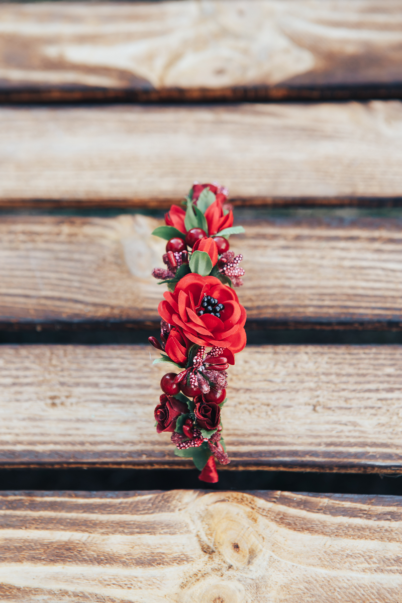 Wianek ślubny z czerwonych sztucznych kwiatów