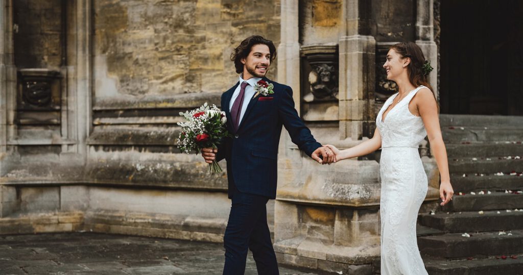 Szczęśliwa para młoda pod kościołem po ślubie jednostronnym