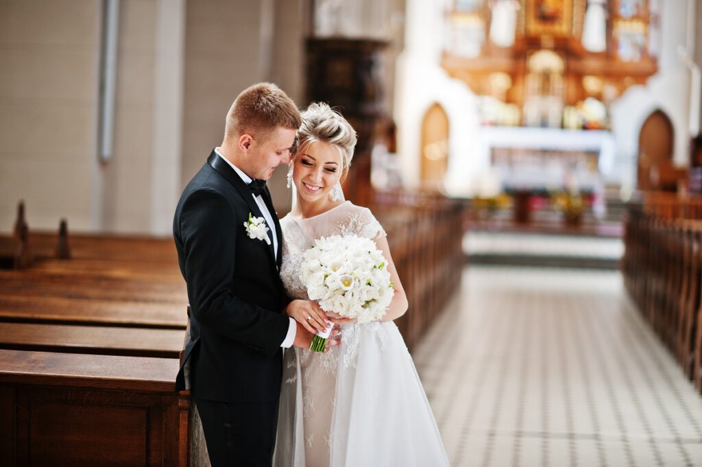Ślub jednostronny - para młoda w kościele po mszy