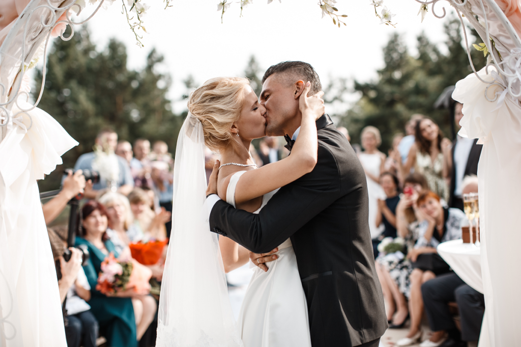 Przyśpiewki weselne - pocałunek nowożeńców