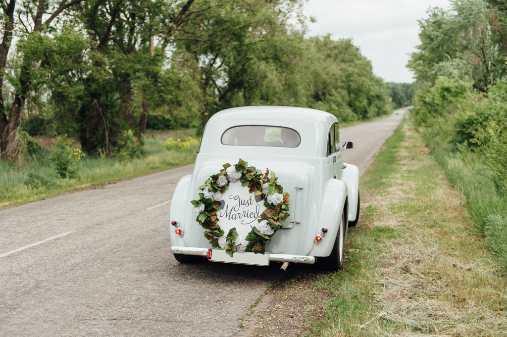 Brama weselna - auto do ślubu w stylu retro
