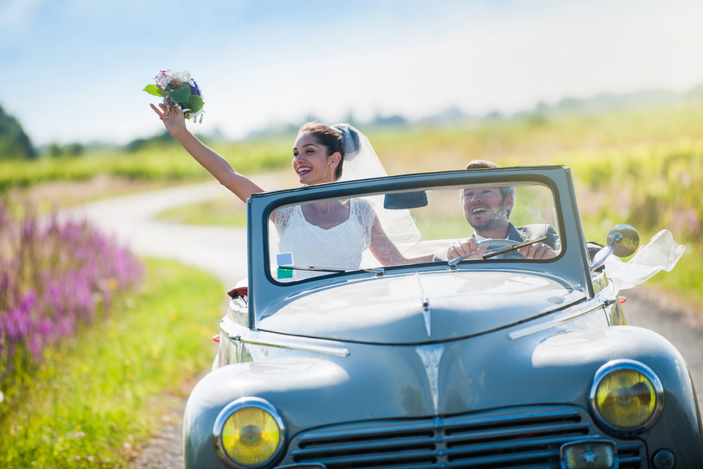 Brama weselna - nowożeńcy w zabytkowym samochodzie do ślubu