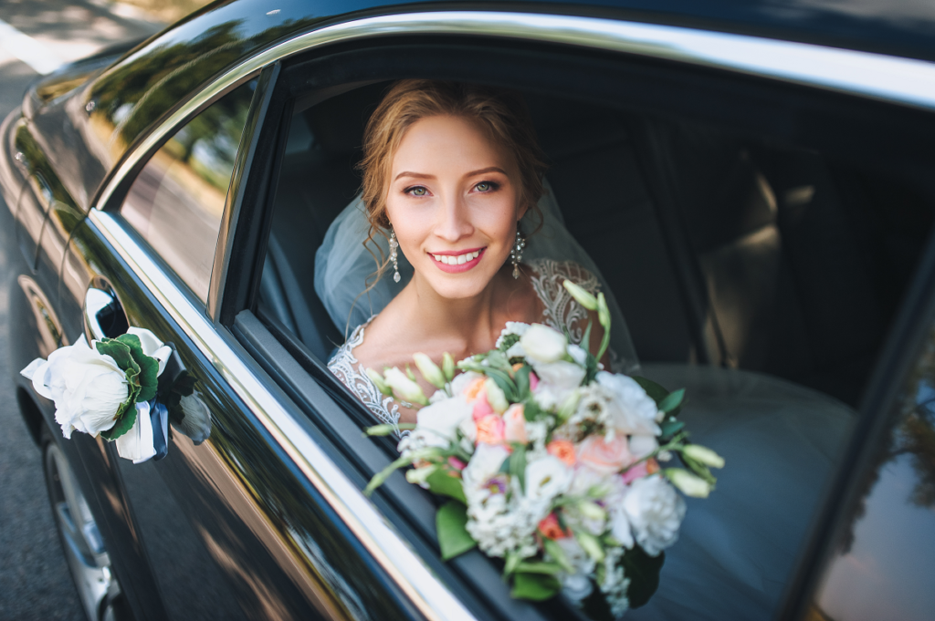 Brama weselna - panna młoda w aucie do ślubu