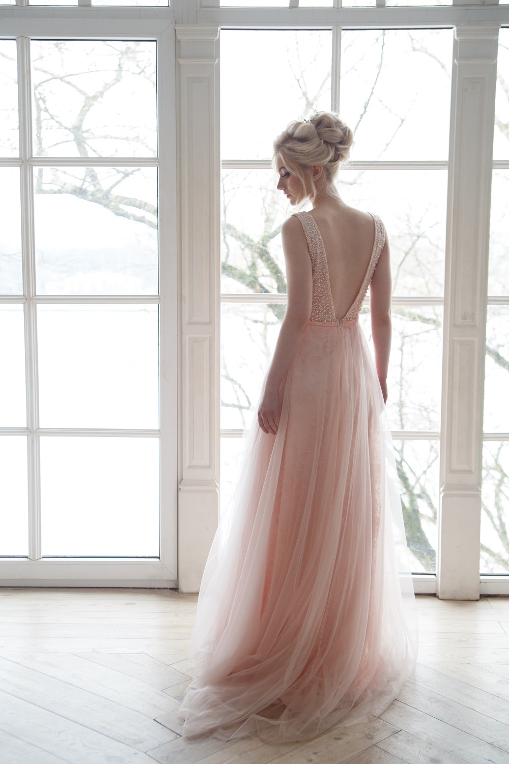 Różowa suknia ślubna. Panna młoda w delikatnej, różowej sukni ślubnej.