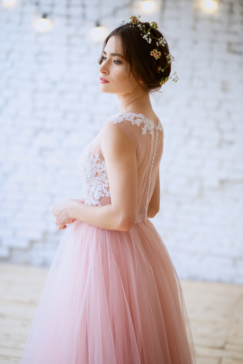 Różowa suknia ślubna. Śliczna panna młoda w różowej sukni ślubnej z wiankiem.