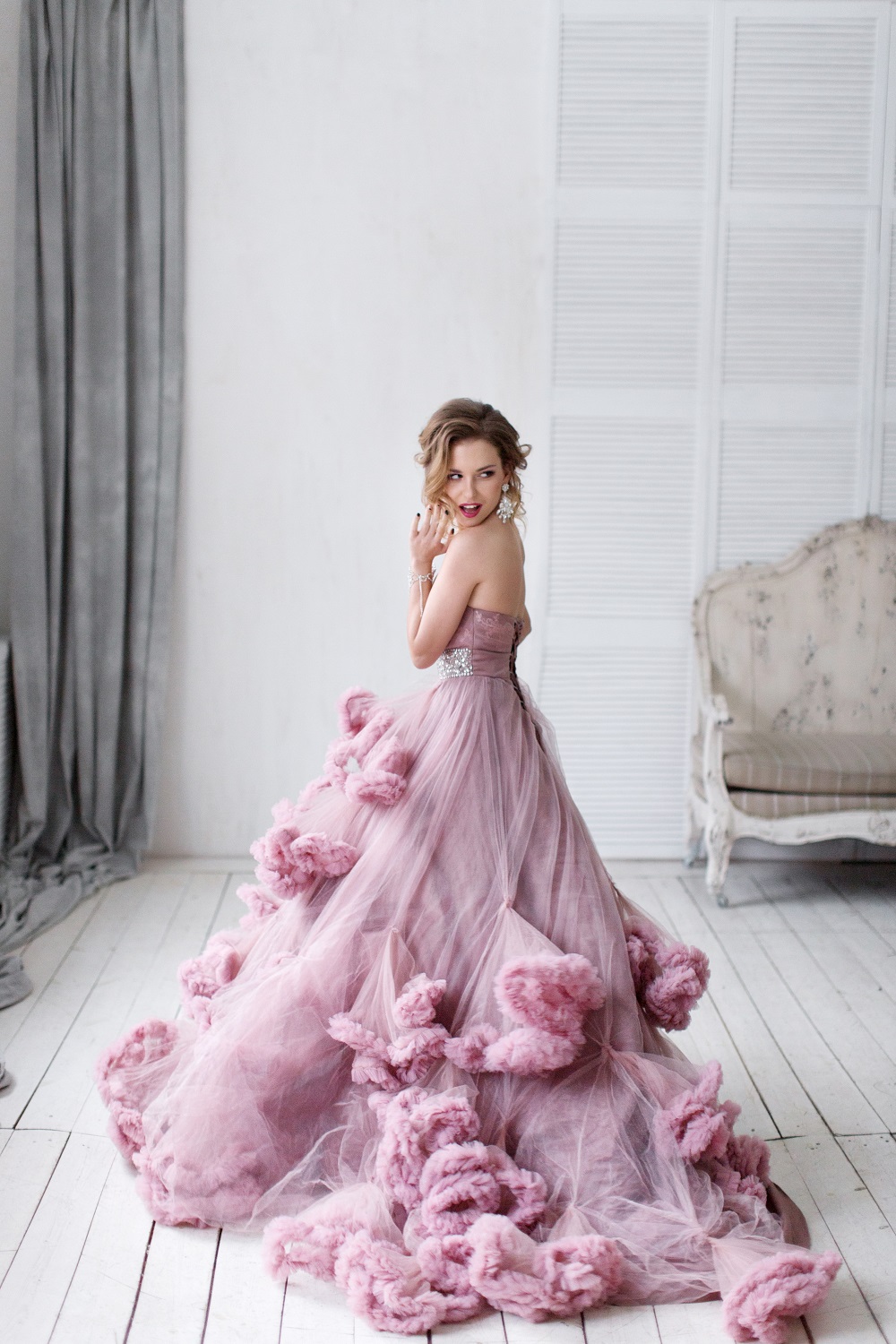 Różowa suknia ślubna. Panna młoda w pięknej, wrzosowej sukni ślubnej.